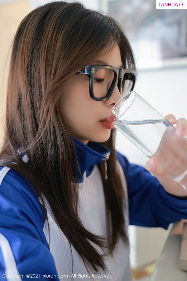 明日花桃桃  明日花桃桃澳门旅拍 蓝色校服下青春活力第4张图片